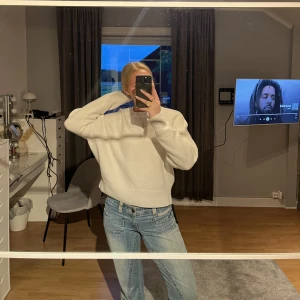 Stickad tröja - Vit stickad tröja från zara, sparsamt använd i bra skick. Inte stickig alls!🩷