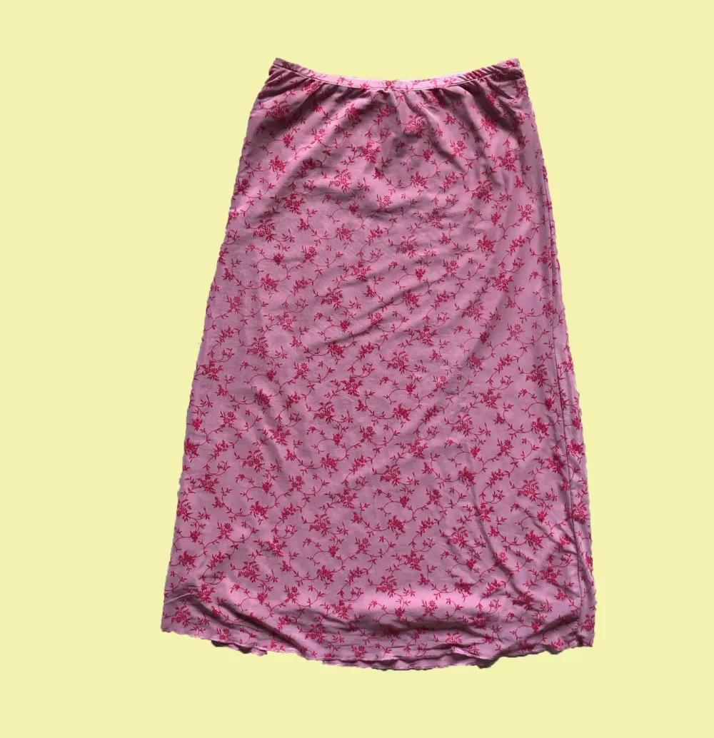 90-talsesque rosa midikjol, passar både nu till sommarens varma dagar och svala kvällar. Kjolar.
