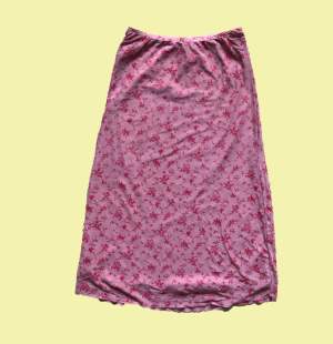 90-talsesque rosa midikjol, passar både nu till sommarens varma dagar och svala kvällar