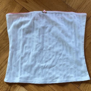 söt topp - världens sötaste tubtopp som jag tyvärr råkade köpa i fel storlek. Hel ny, endast testad. Skriv för fler frågor eller bilder. 🩷