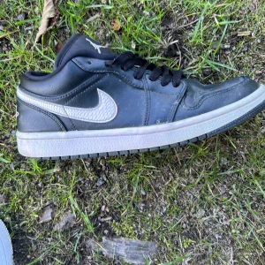Jordan 1 Low black&white - Okej skick original pris 800 men säljer för 250