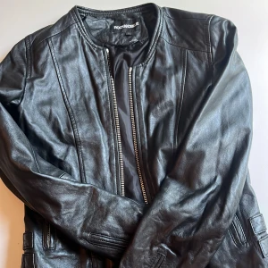 Skinnjacka  - Säljer för den är lite för liten för mig. Skinnjacka i stl 34. Fint skick. Nypris 2500 kr. 
