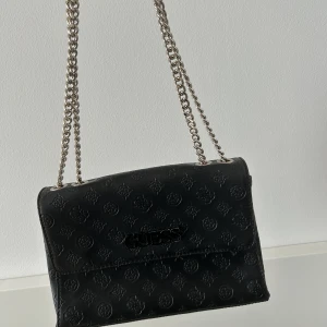 Guess väska  - Svart väska från Guess❤️