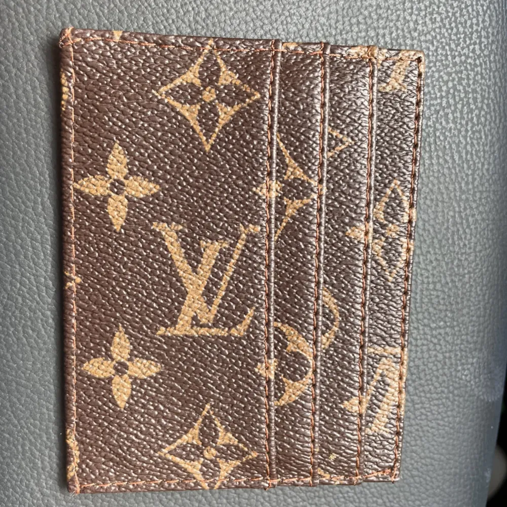 Tjenare säljer min Louis Vuitton plånbok denna är min farbrors gamla med mycket plats för kort och kontanter och säljer denna för 400kr så om du är intresserad så är det bara att slå till.. Accessoarer.