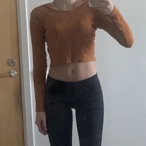 Långärmad  - Croppad, ribbad, orange långärmad från Monki. Storleken är xs men skulle säga att den funkas som s också.