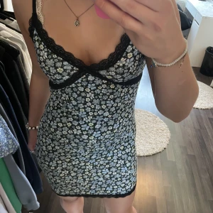 Tight klänning - En snygg tight klänning från Hm. I strl S. Den är svart med blåa blommor på och väldigt stretchigt och skönt material. Säljer för 80kr+ frakt👌Den är i nyskick då jag endast använd den 1 elr 2 gånger. Hör av er vid frågor eller fler bilder på klänningen.