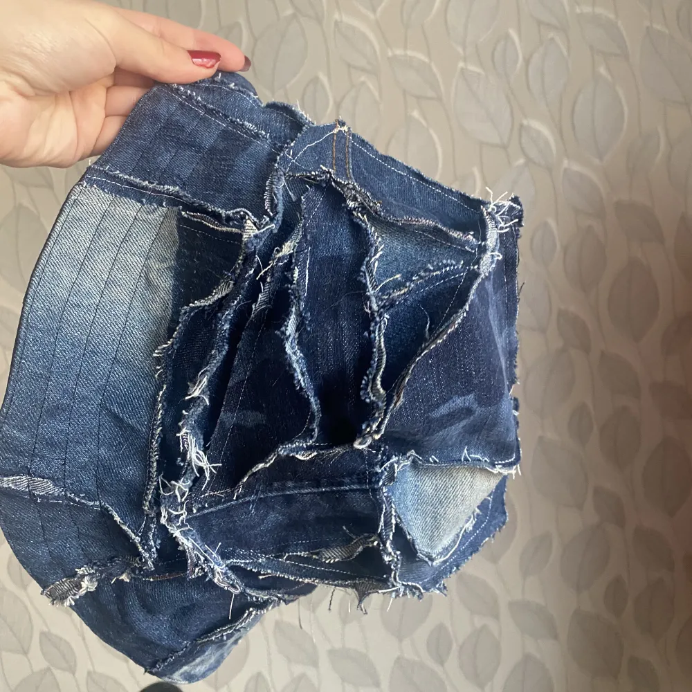 Handgjord Bucket hat denim Destroyed! Den är av återvunnet/upcyclat blå jeans. . Accessoarer.