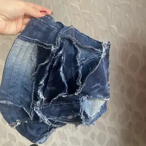 Handgjord Bucket hat denim Destroyed! Den är av återvunnet/upcyclat blå jeans. 