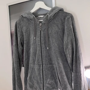 Cubus tröja - Säljer denna jätte fina tröja från Cubus i storlek S. Säljes pga använder inte den längre tyvärr. Jätte skönt material. Går både att klä upp fint, eller bara gå i hemma. Storlek S.