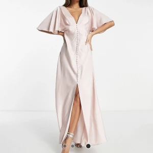 Rosa balklänning - Rosa balklänning från ASOS. Helt ny och oanvänd. Säljer här eftersom jag missade sista returdatum. Originalpris 1069kr. Säljer för 850kr + frakt. 💕🌷