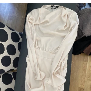 SATIN klänning  - Ny med lapparna kvar, klänning ifrån bikbok 