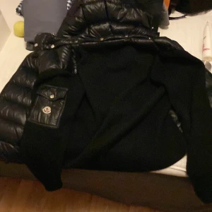Moncler cardigan S - Säljer min cardigan då jag precis köpt en ny cardigan hyfsat skick kan gå ner lite i pris för den. Vid frågor kontakta mig