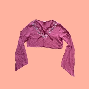 Rosa topp - Skick: Nyskick. Jag är 166cm lång med storlekar S/M för referens! Läs mina villkor bland gillat! Ställ gärna frågor🩵