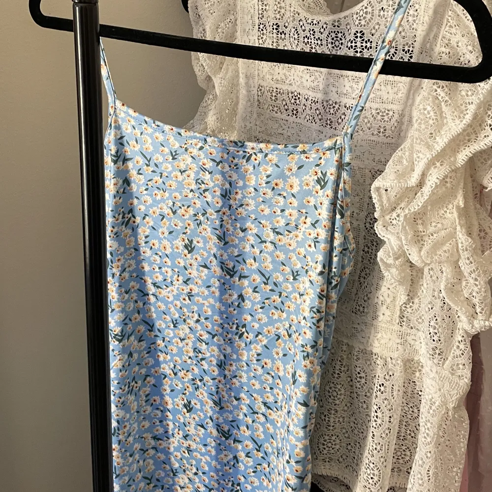 Ljusblå blommig klänning med snörning, säljer för att den är för stor för mig🥲 fint skick i storlek 38/M. Köpare står för frakt, tryck inte ”köp nu” utan kontakta ist🙌🏻. Klänningar.