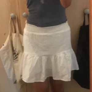 Kjol - Säljer denna kjol från shein i storlek xs pga att det inte är min stil längre. Inte använd en ända gång jätte bra kvalitet och inte se through. Hör helst av er om ni är intresserade av att köpa än att trycka på köp nu😊