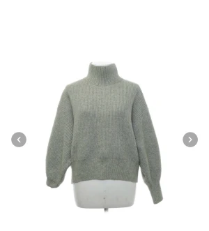 Tröja - Stickad tröja från hm💓 lånade bilder så båda armarna är såklart lika långa tror bara att den är uppvikt på bilden❤️ skriv privat för fler bilder💘