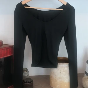 Tröja  - Säljer denna tröja från emmiol för att den aldrig kommer till användning skulle säga att den passar xs den har lite öppen rygg vilket är extremt fint här helst av er istället för att trycka på köp nu. Jag köpte den för ungefär 200kr