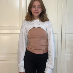 Kort tjocktröja - Vit kort tjocktröja med luva. Storlek XS med 60% cotton och 40% polyester. Köpt från H&M på dam avdelningen. Andvänd 3-4 gånger bra skick👍