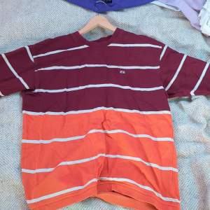 Röd/orange/vit randig tröja från Carlings  Pris går att pruta