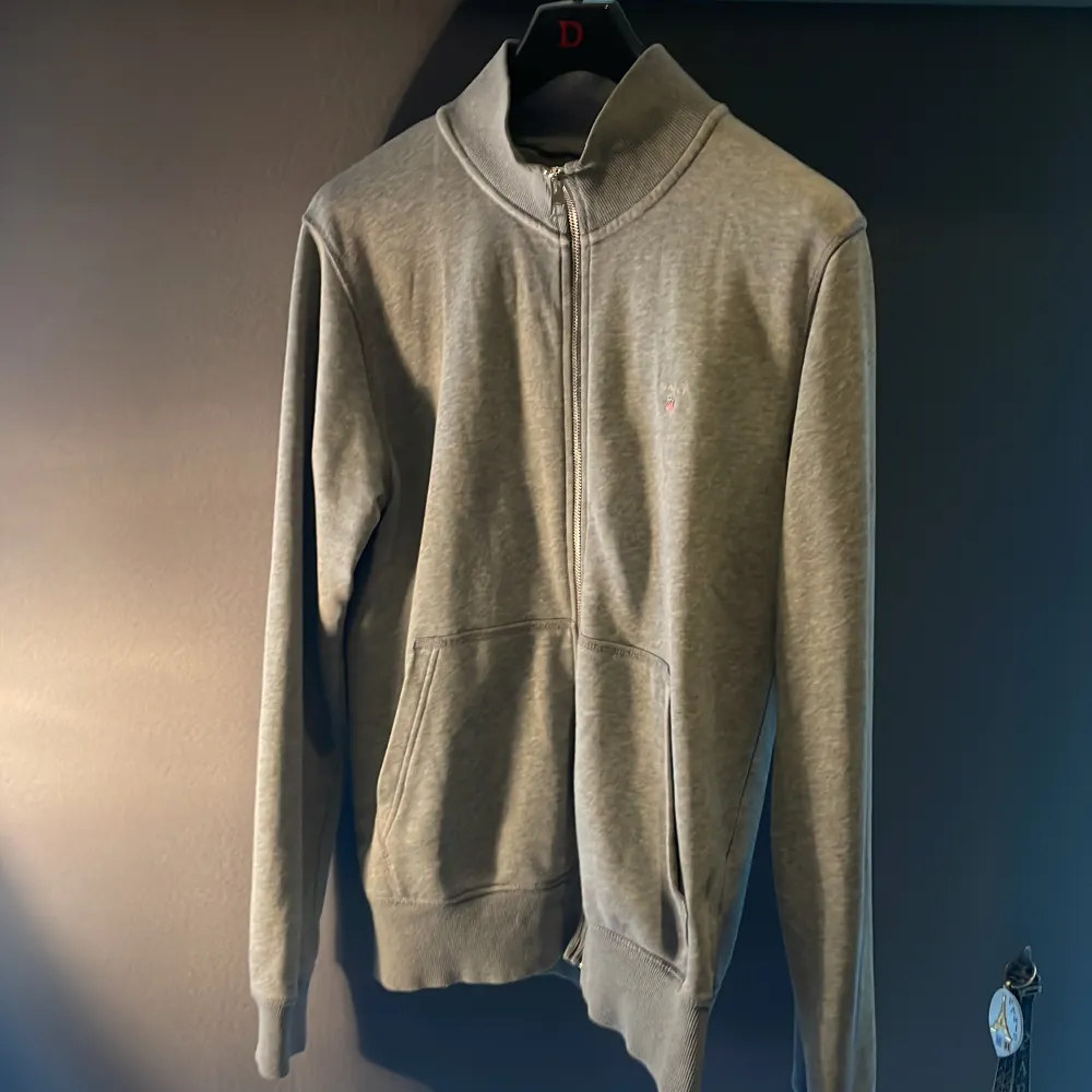 En full zip tröja från Gant i ett väldigt fint skick. Den är endast tvättad en gång. Nypris på tröjan är 1200kr . Tröjor & Koftor.