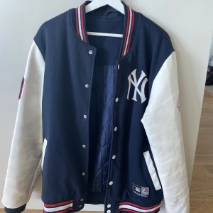 Basketjacka Yankees - Snygg basketjacka, Yankees Strl M, Oversized Lite smutsig men går bort i tvätten!🎈🎈 Köpare betalar frakt📦