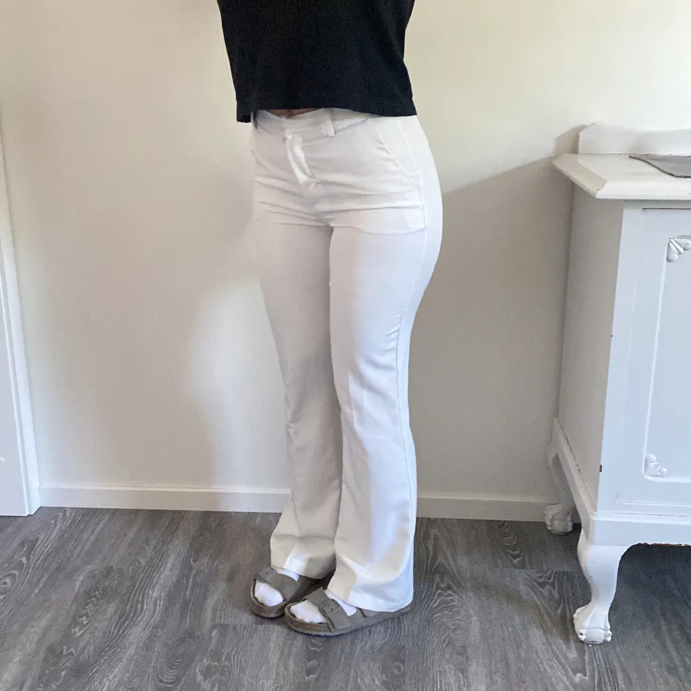Säljer mina vita kostymbyxor i midwaist från bikbok som inte kommer till användning. Dom är straight/bootcut och bra längd på mig som är 165cm. Super skick och använda ca 3 gånger. Hör av er vid frågor och pris går att diskutera💕. Jeans & Byxor.