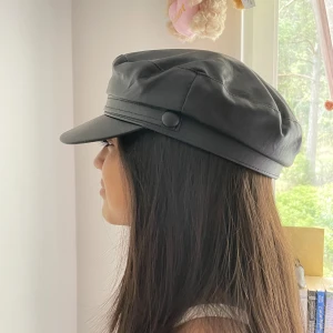 Keps/Hatt  - En svart hatt från Berska. Den har aldrig använts och är helt ny. Passar perfekt nu till hösten 🍁