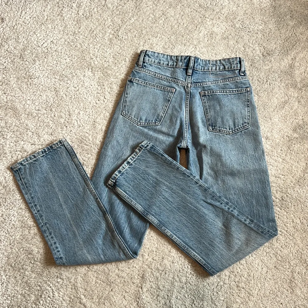 Säljer dessa jättefina blå mid waist jeansen från zara. Endast använd 1 gång, är i nyskick💙Storlek 34. Jeans & Byxor.