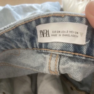 Zara Jeans - Säljer dessa zara jeans som inte går att köpa längre! Köpte dom förra året och har använt ganska mycket men dom är bra skick! I midjan skulle jq säga att dom är mid waist. Säljer då de inte passar längre 💘