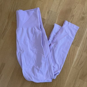 Träningstights - Träningstights från Rönisch i en supersnygg lila färg! Sparsamt använda och i mycket fint skick!✨