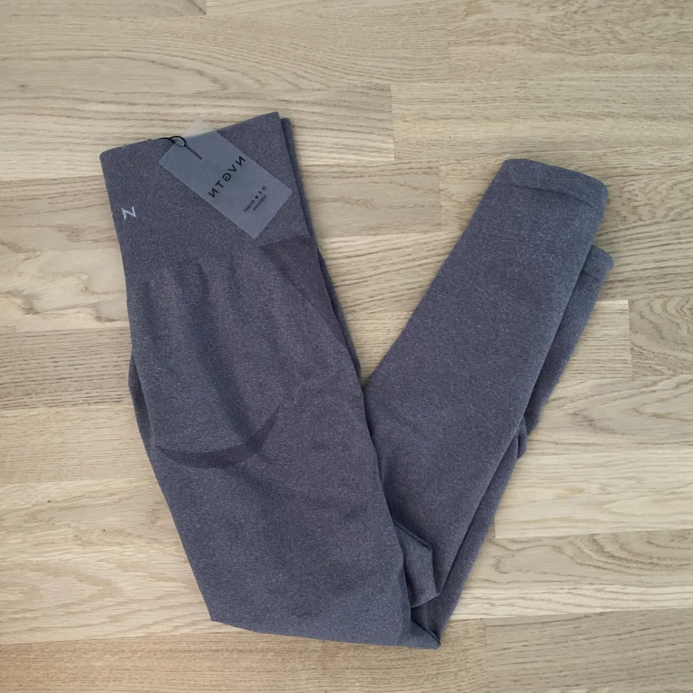 Helt nya tights från Nvgtn i modellen Grey Contour Seamless som är slutsålda på hemsidan. Aldrig använda endast testade. Nypris 589 mitt pris 430!. Jeans & Byxor.