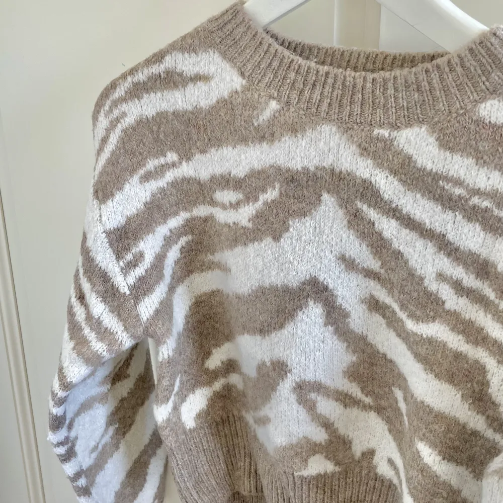 Stickad tröja med superfint zebra mönster, aldrig använd 🤍🤍. Stickat.