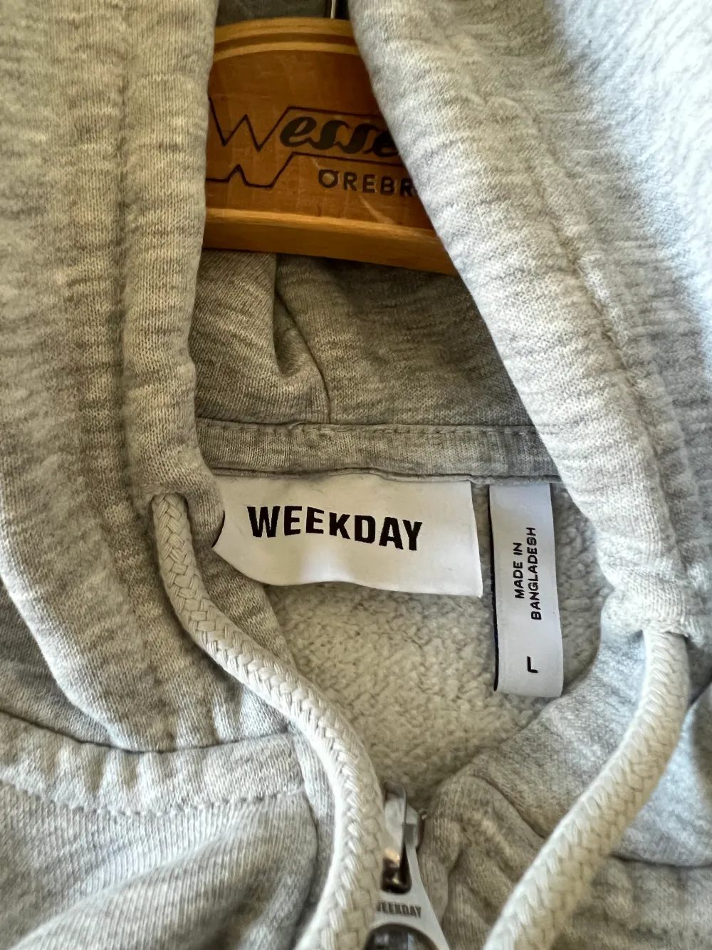 Standard weekday zip hoodie storlek L passar M-L. Hoodies.