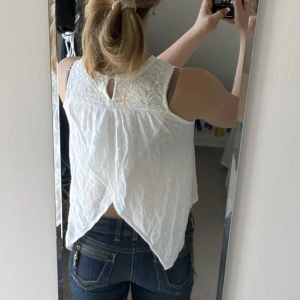 SOMMAR BLUS - Superfin vit sommar blus. Strl 146, passar mig som har Small. 