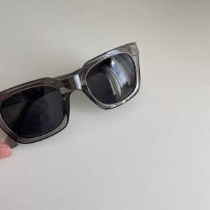 Liknar chimi 04 grey solglasögon från märket A.kjaerbede eyewear  Skriv vid frågor 