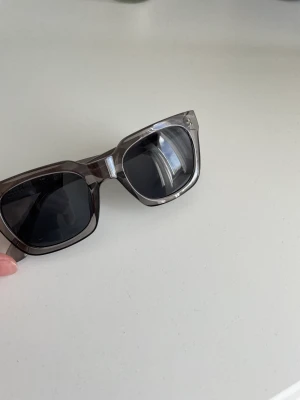 Liknade chimi solglasögon  - Liknar chimi 04 grey solglasögon från märket A.kjaerbede eyewear  Skriv vid frågor 
