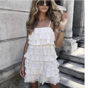 Vit klänning  - Säljer en jätte snygg vit klänning! Passar bra till skolavslutning, konfa eller student🤍*justerbara axelband* först till kvarn som gäller!!🔥