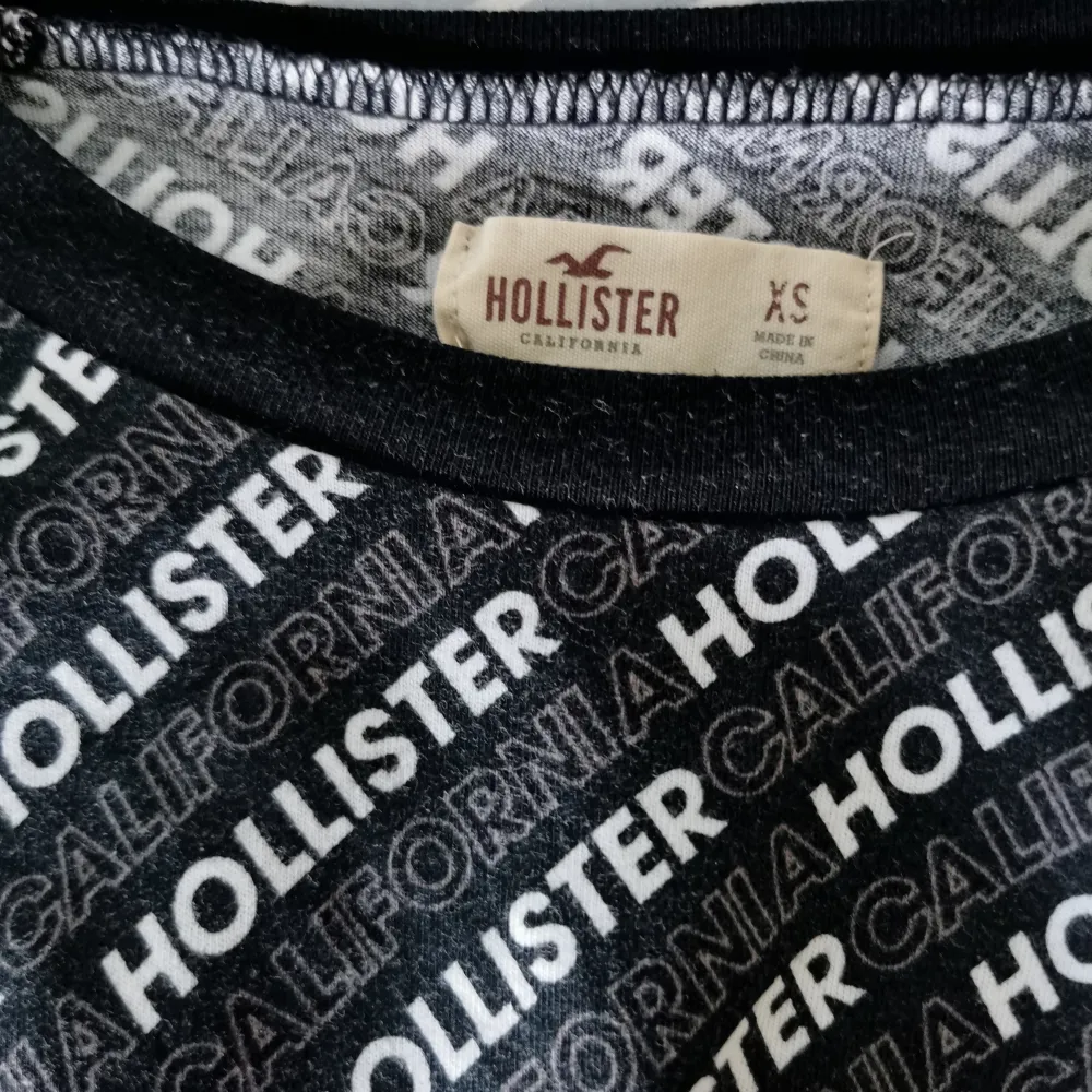 Svart och vit långärmad, croppad tröja från Hollister, som är i fint skick! 100% bomull.. Toppar.