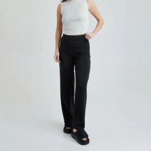 Kostymbyxor Adrine - Snygga och sköna kostymbyxor från Bikbok. Använda 1 gång. 