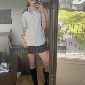 Kortärmad Skjorta - Kortärmad skjorta som på bilden OBS är skrynklig. Går att styla upp och ned, med fint rutigt mönster i vitt och grått! Vintage, passar S och XS för en mer oversized look. 