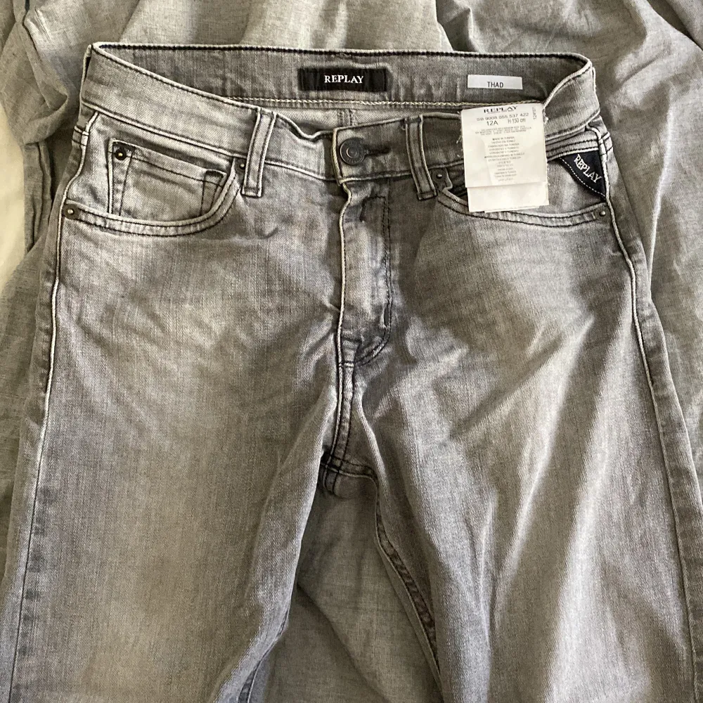 Bra skick, snygga gråa jeans perfekta till sommarn. Jeans & Byxor.