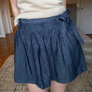 Jeanskjol - Jättesöt puffig jeanskjol. Tunn och luftig, perfekt för sommaren. Kommer från en affär som säljer vintage och second hand :)