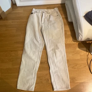 Vita jeans - Vita jeans. Inga fläckar säljer för att de sitter lite för tight runt midjan på mig.