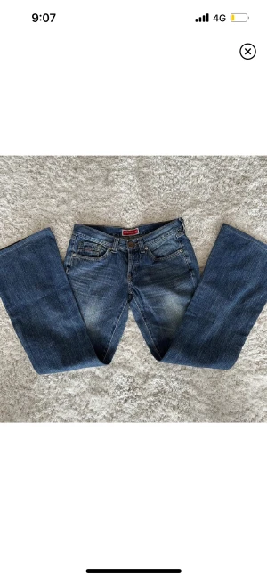Jeans - Jättefina lågmidjade jeans, bilder från förra ägaren men de passade tyvärr inte mig ❤️Annars jättefina!