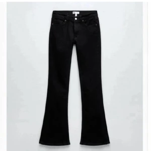 Zara bootcut jeans - (Lånade bilder)  Säljer då de inte passa mig, jättefint skick!☺️