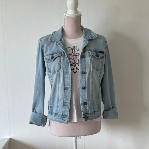 Jeansjacka - Oanvänd Jeansjacka. Det står storlek M men jag tycker att den passar mer S. Från only❤️ för 129kr. Jag har också en annan jeansjacka i storlek M på min profil så kolla in den 💕