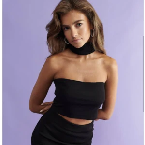 Halterneck top - Indra halterneck top från Gina. Är i storlek M men passar även en Small. Använd fåtal gånger. 