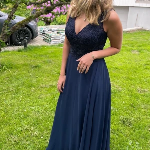 blå balklänning - Så fin balklänning från märket Mascara, använd endast en gång❤️Nypris 2269 kr säljer för 1000 kr❤️Pris går att diskutera