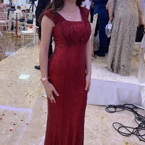 Festklänning  - Festkläning med paljetter  Ordinarie pris: 800kr.   Säljer för: 450kr.