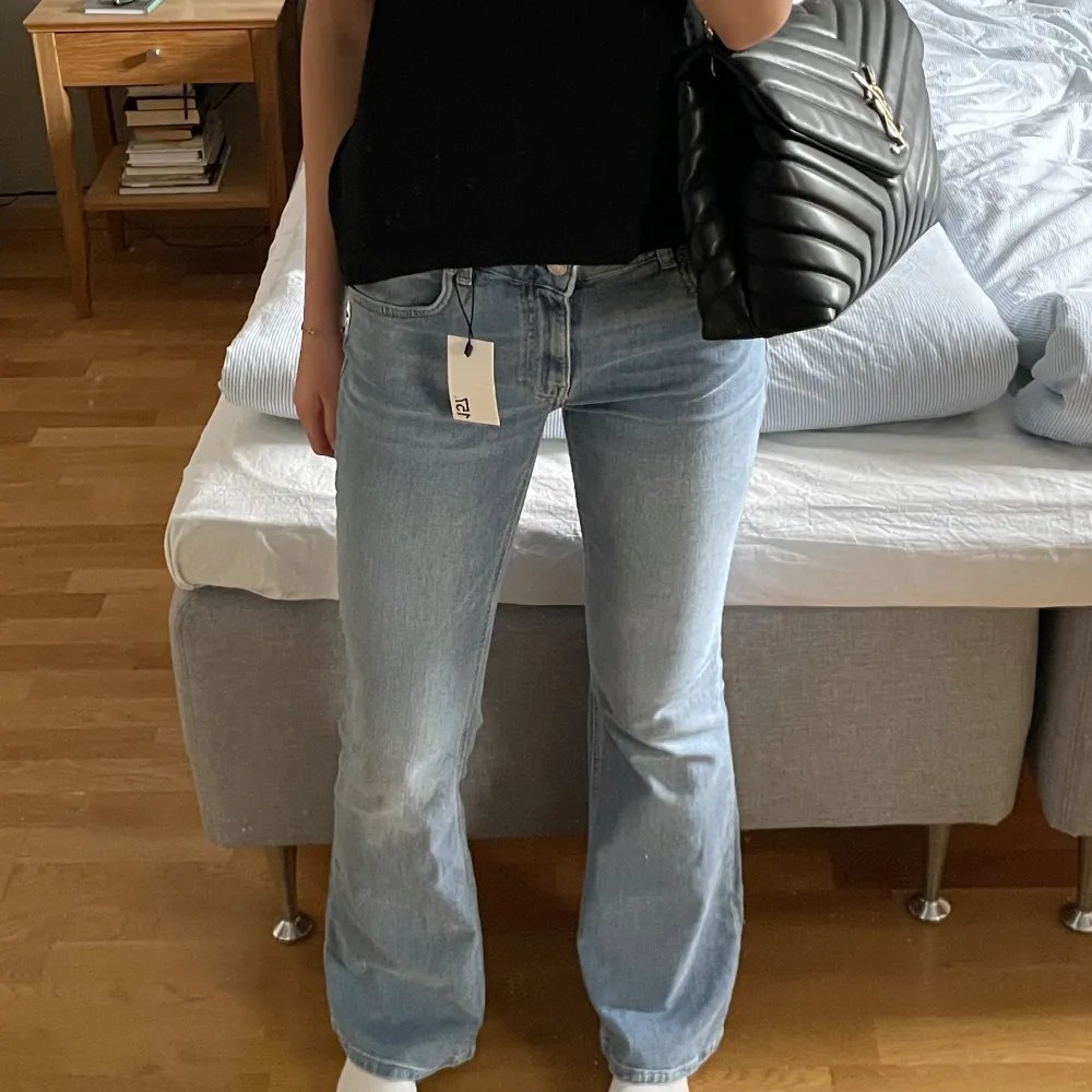 Lågmidjade bootcut jeans från Lager 157, aldrig använda pga att de är för stora i midjan för mig. Annars superfina, stretchiga och perfekt färg till sommaren!🌸Jag är 178 och de är långa på mig 💕. Jeans & Byxor.